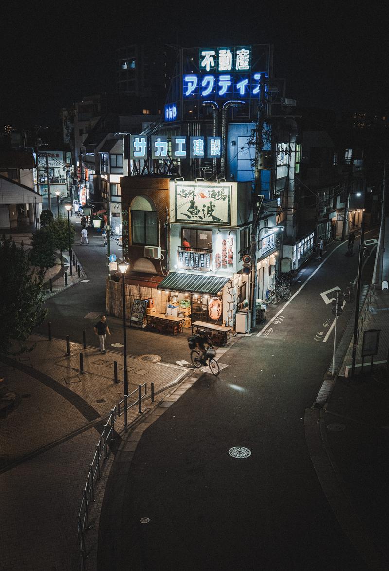 椎名町駅前の青いネオンが光る坂道の夜景と昭和レトロな建物