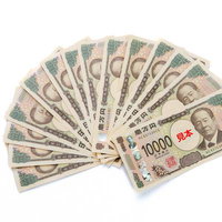 一万円札（渋沢栄一）を扇状に広げた日本円の紙幣の写真