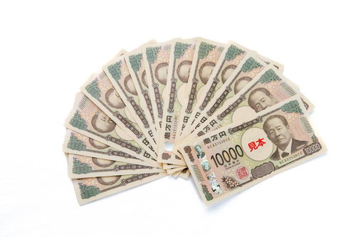 一万円札（渋沢栄一）を扇状に広げた日本円の紙幣
