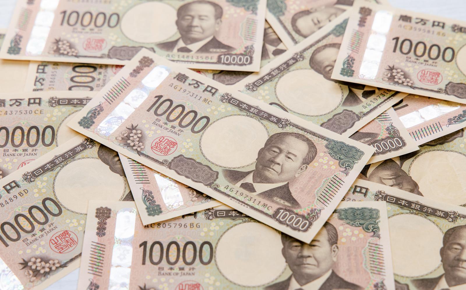 散らばった複数の新10000円札が重なり合う様子