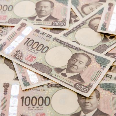 散らばった新10000円札（渋沢栄一）の一万円紙幣の写真