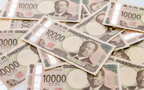 散らばった新10000円札（渋沢栄一）の一万円紙幣