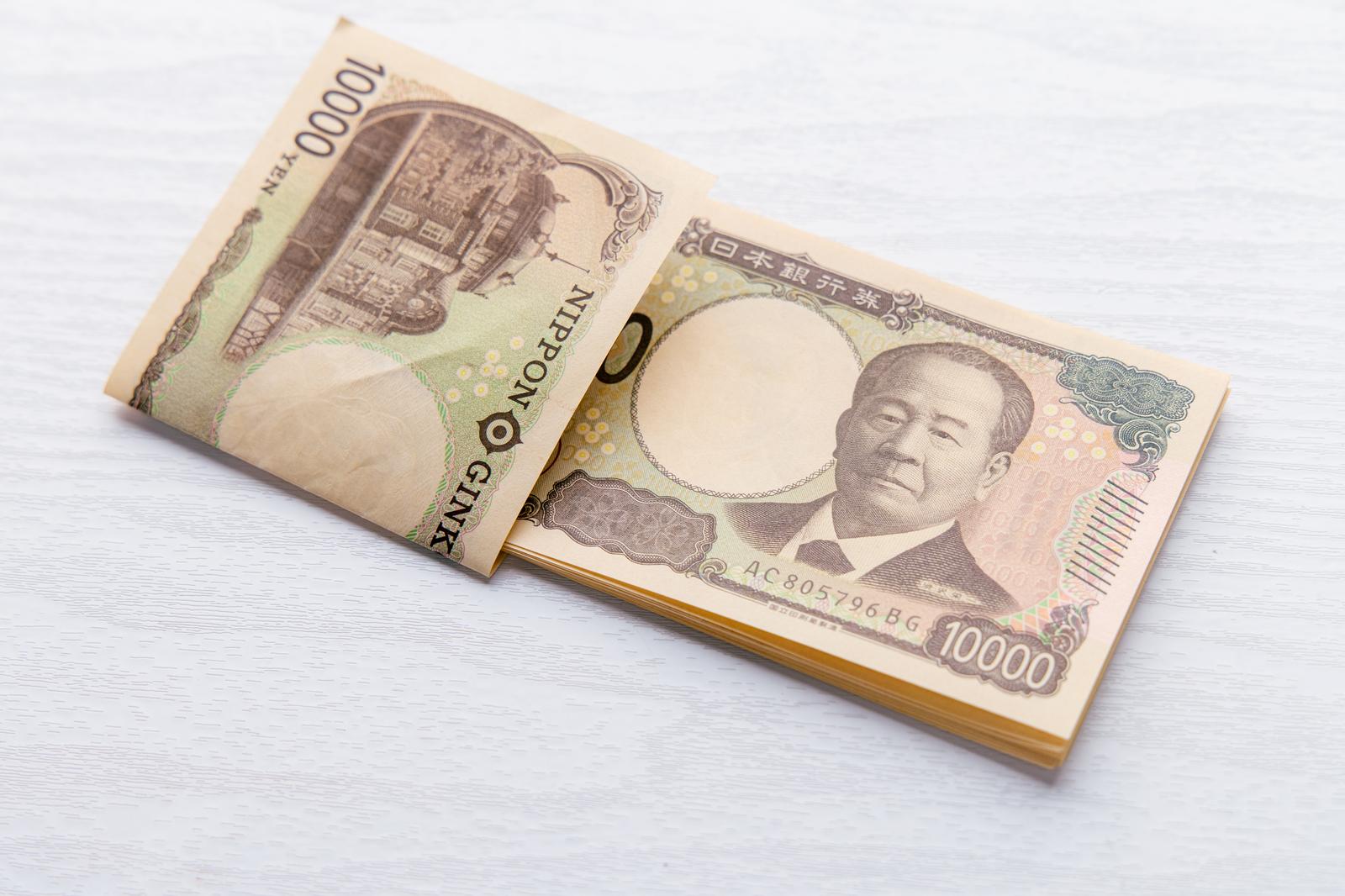 複数の一万円札が積み重ねられた札束。渋沢栄一の肖像が印刷された新札
