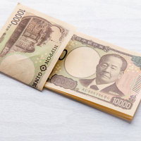 10万円分の渋沢栄一の一万円札を積み重ねた札束の写真