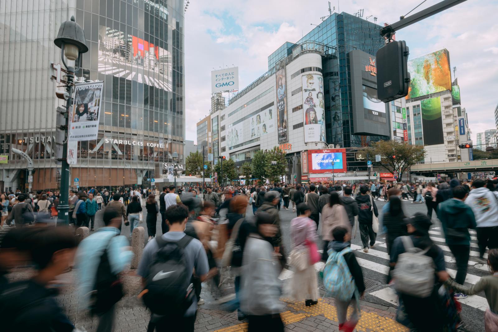 渋谷スクランブル交差点を行き交う大勢の歩行者と周辺ビル