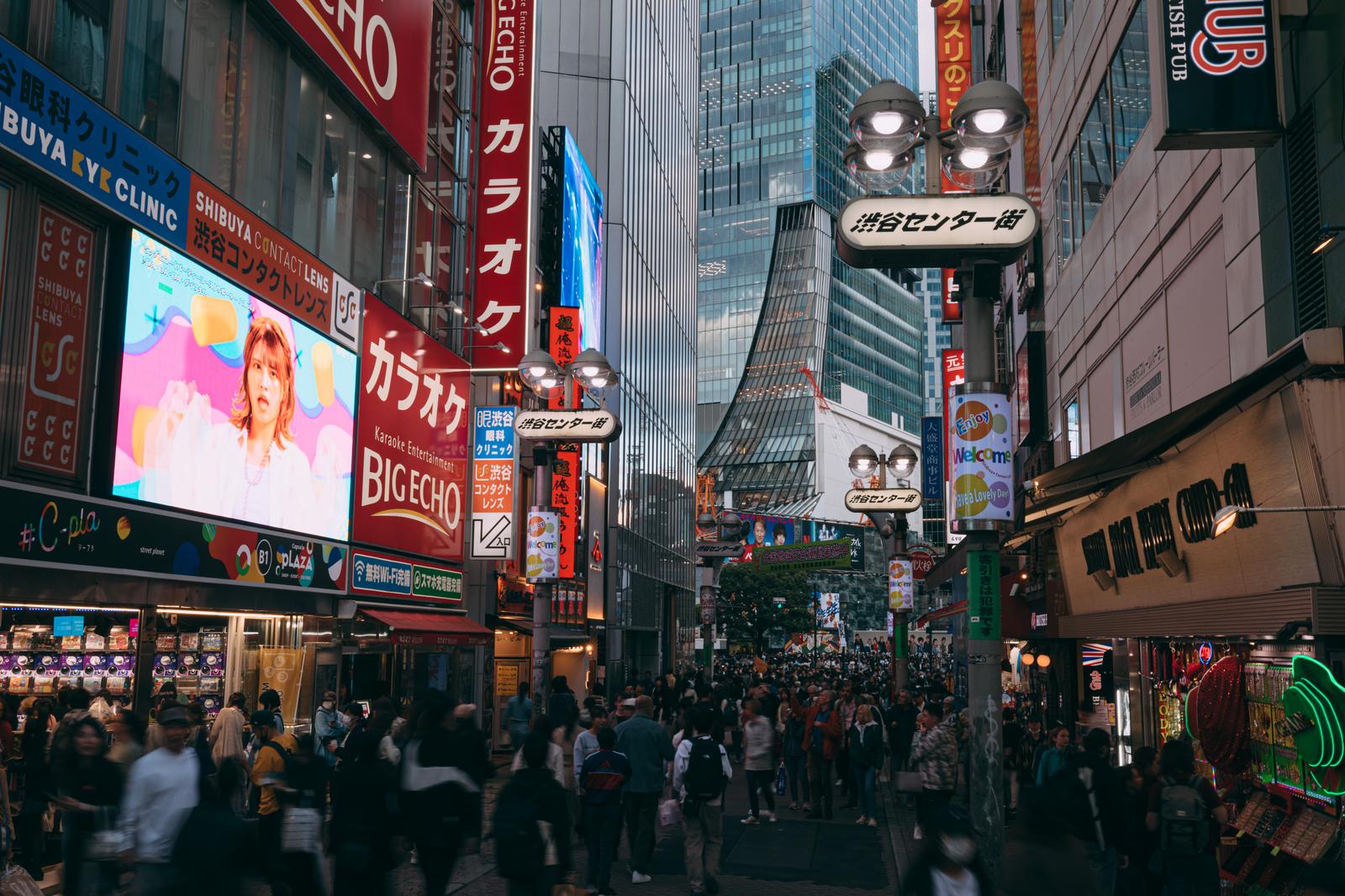 渋谷センター街の夜間風景。照明された看板と多くの人々で賑わう繁華街