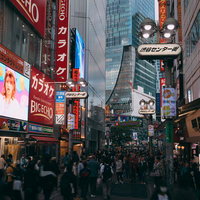 人であふれる休日の渋谷センター街の夜景と駅前の繁華街の写真