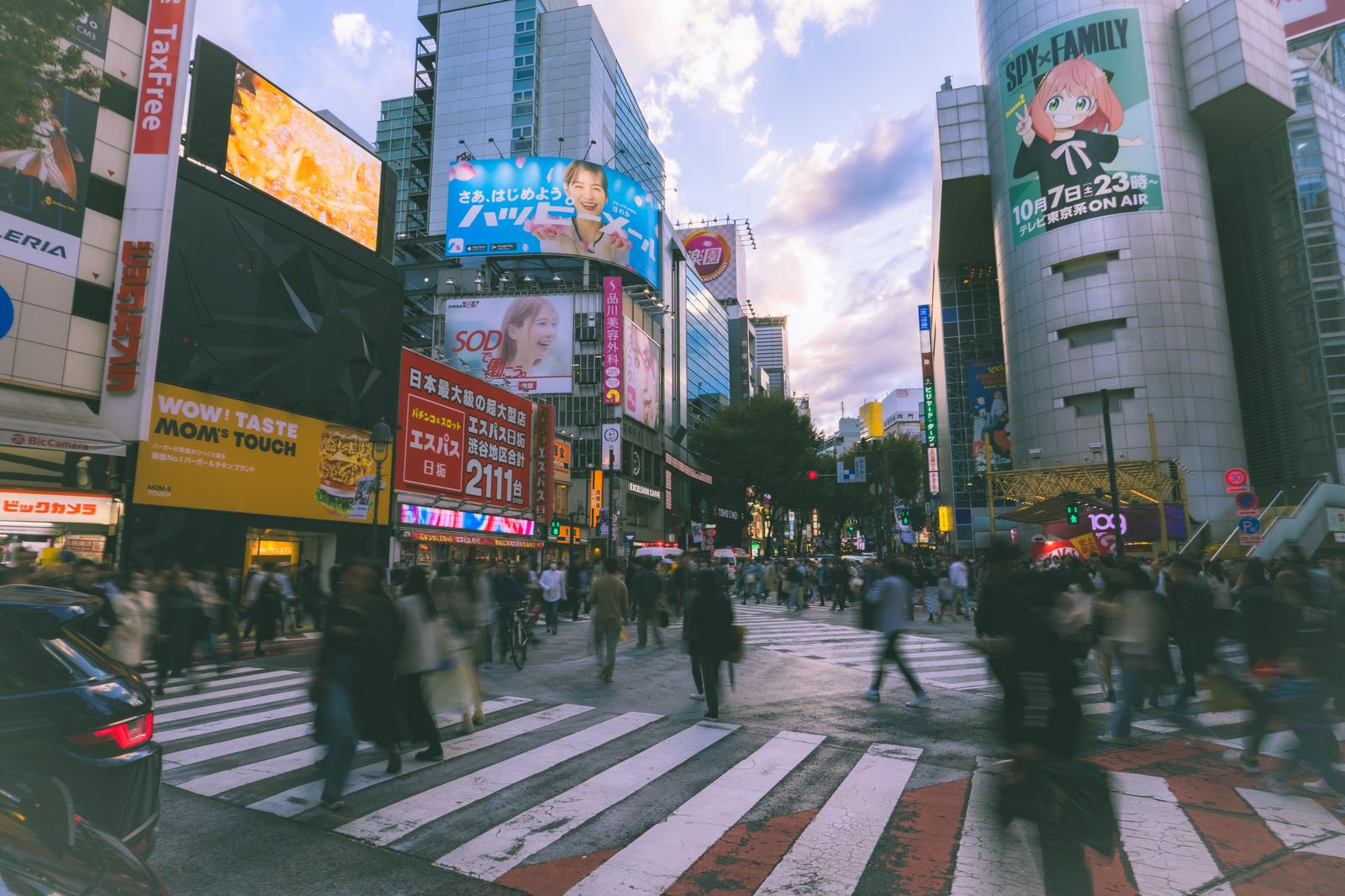 渋谷の繁華街で多くの人が横断歩道を渡っている風景