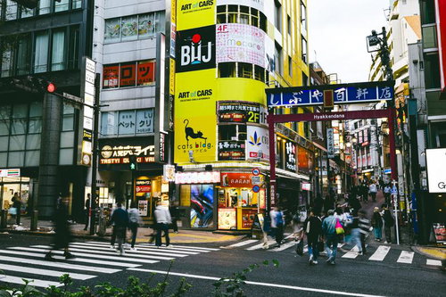 渋谷道玄坂の百軒店入り口、昼間の繁華街の横断歩道