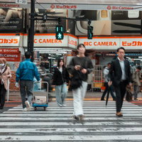 渋谷のビックカメラ前横断歩道を行き交う多くの通行人の写真