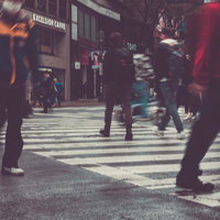 渋谷交差点を行き交う人々の写真