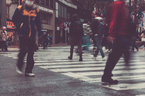 渋谷交差点を行き交う人々