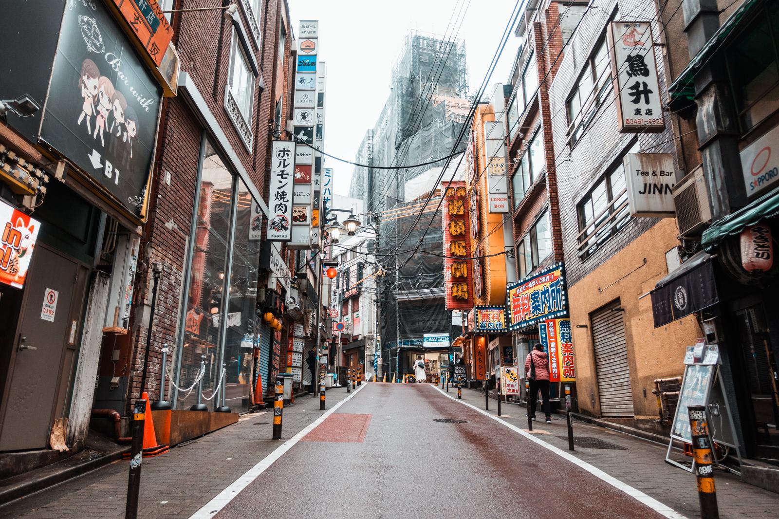渋谷百軒店の両側に飲食店の看板が並ぶ路地裏の風景