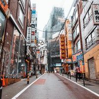 渋谷百軒店の飲食店看板が並ぶ昼間の路地裏の写真