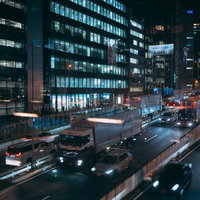 オフィス街を横断する首都高の夜間交通風景の写真