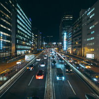 交通量の多い首都高の夜景（渋谷上空からの風景）の写真