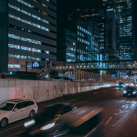 渋谷スカイブリッジ上を行き交う車と首都高の夜景の写真