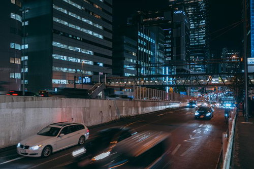 渋谷スカイブリッジ上を行き交う車と首都高の夜景