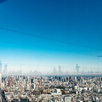 展望施設「渋谷スカイ」から東京タワー方面の眺めと反射するフロアの写真