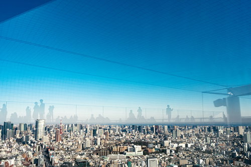 展望施設「渋谷スカイ」から東京タワー方面の眺めと反射するフロア