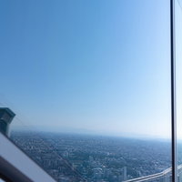 渋谷スカイの鏡のような窓に写り込む都市景観の写真