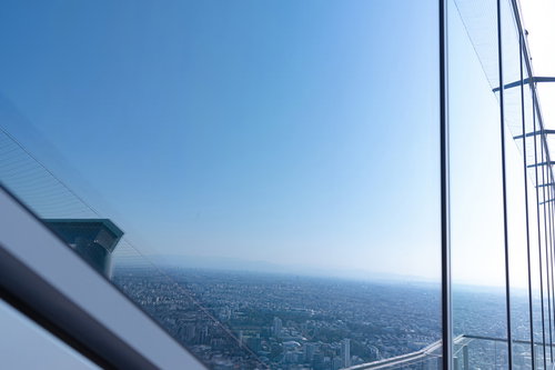 渋谷スカイの鏡のような窓に写り込む都市景観