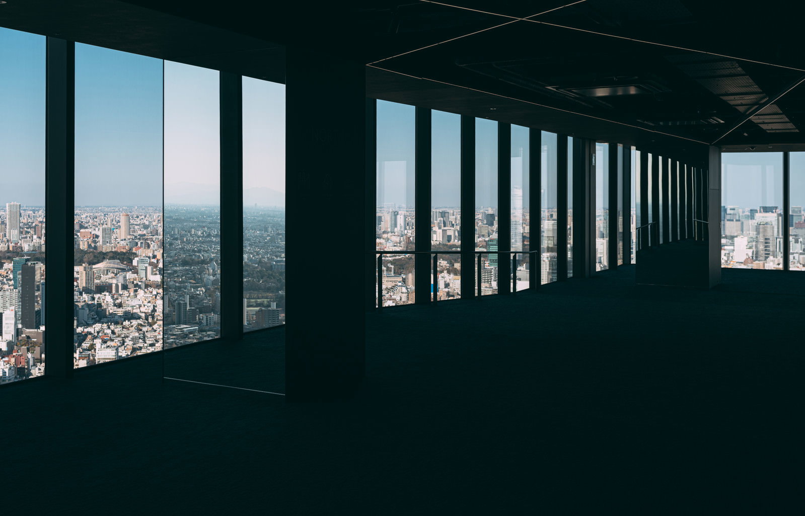渋谷スカイの室内から大きな窓越しに見える都市の街並み