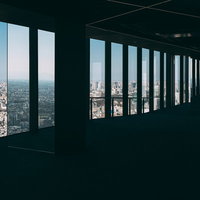 渋谷スカイの展望フロアから見える都市景観の写真
