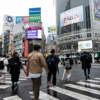 渋谷スクランブル交差点を渡る人々の写真