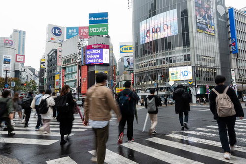 渋谷スクランブル交差点を渡る人々