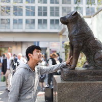 女性を口説けず犬の銅像に慰めてもらうナンパ師の写真