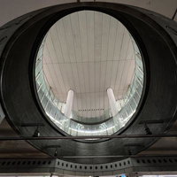 渋谷ヒカリエの1改札を東横線ホームから見上げる風景の写真