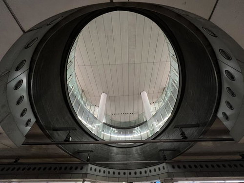 渋谷ヒカリエの1改札を東横線ホームから見上げる風景