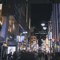 夜の渋谷中央街、ネオン看板が輝く繁華街の夜景の写真