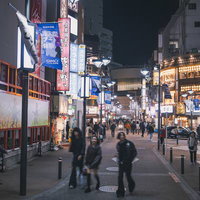 夜の渋谷セルリアンタワー通りの飲み屋街と繁華街の賑わいの写真