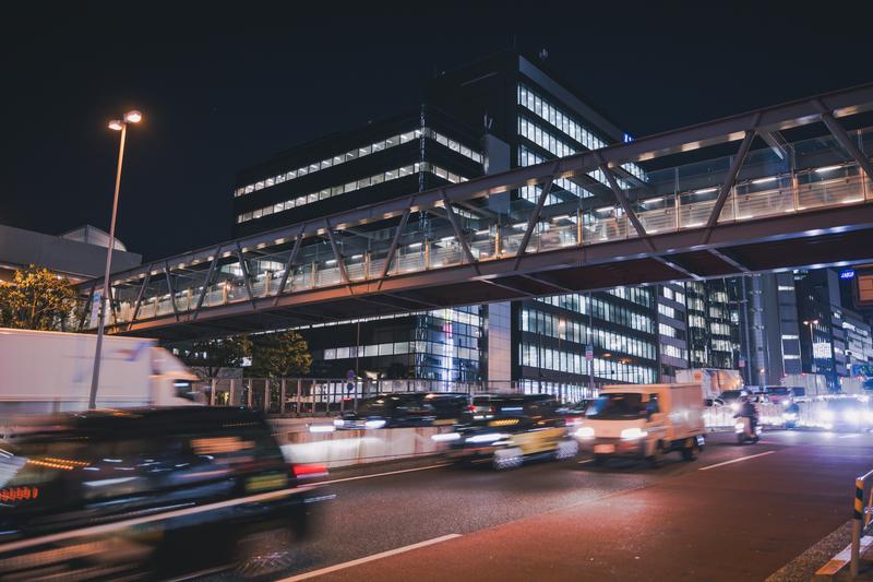 ブリッジ渋谷21の夜景と走行する車の光跡