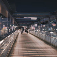 夜間のブリッジ渋谷21通路を歩く人々の夜景の写真