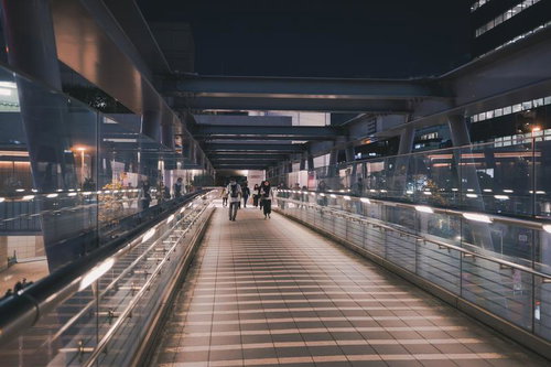 夜間のブリッジ渋谷21通路を歩く人々の夜景