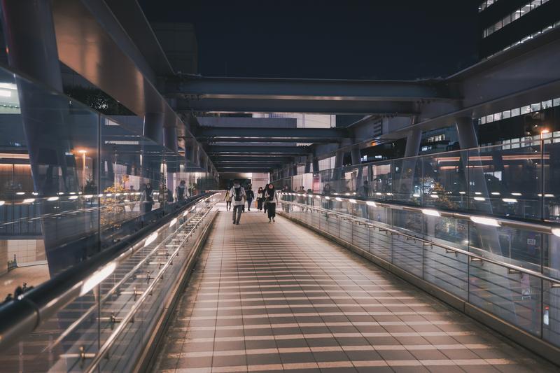 夜間のブリッジ渋谷21通路内