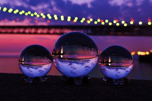 ライトアップした大橋と映り込む3つの水晶球