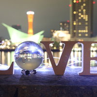 ライトアップした街並みを映す水晶玉とLOVEオブジェクトの写真