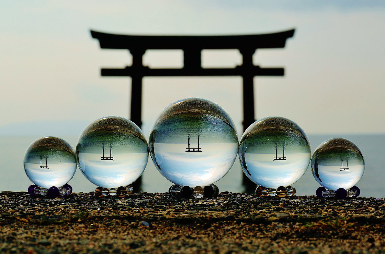 複数の水晶玉に映り込む神社の鳥居を撮影した写真