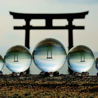 浮かぶ鳥居と水晶玉、ガラス球の屈折撮影。複数の透明玉による神社風景の写真
