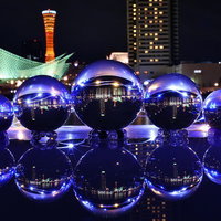 神戸の夜景が映り込む水晶玉 - ハーバーランドのイルミネーションリフレクションの写真