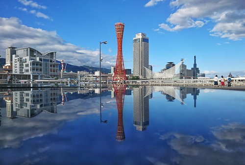 神戸ポートタワーと周辺ビルが映る水鏡のシンメトリの世界