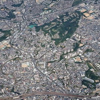 飛行機内から俯瞰した街並みと大地の景観の写真