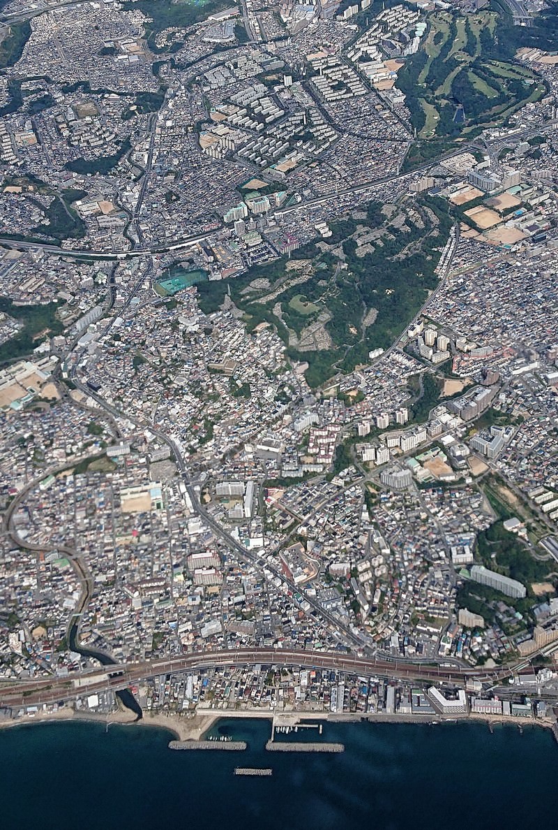 飛行機内から俯瞰した住宅地や道路が広がる街並み
