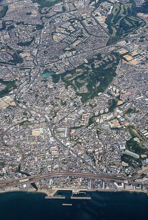 飛行機内から俯瞰した街並みと大地の景観