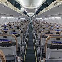 搭乗前の飛行機の機内、エコノミークラスの座席配置の写真