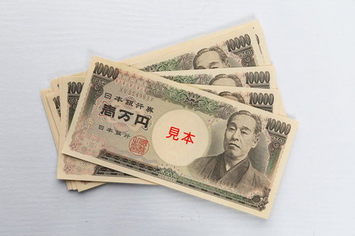 旧紙幣1万円札の見本紙幣を複数枚重ねた状態